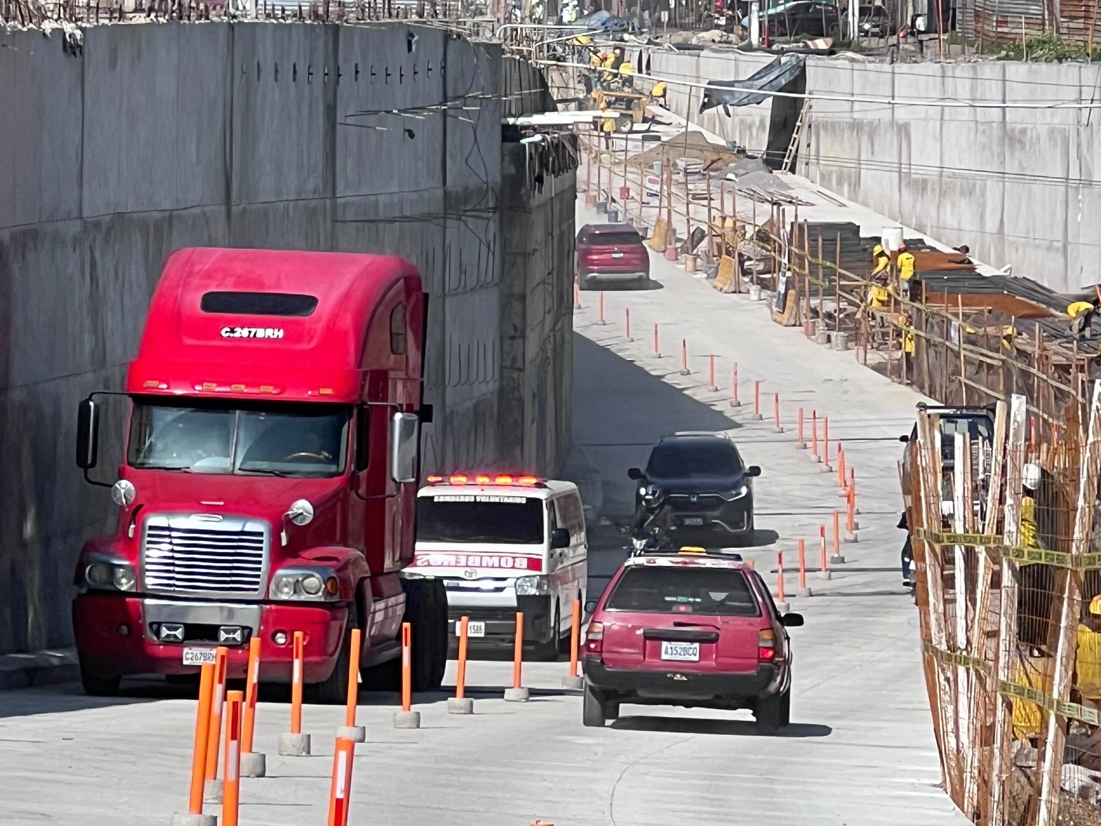 CIV habilita dos de los cuatro carriles en construcción en el paso a desnivel en Quetzaltenango. / Foto: CIV.