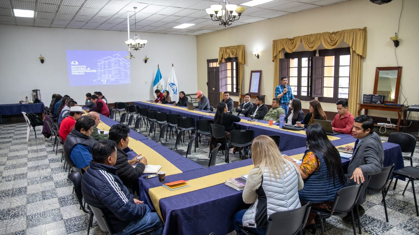 Responsables de las unidades a cargo de los trámites de proyectos del Codede de Alta Verapas participan en un taller para fortalecer la ejecución de obras. /Foto: José Daniel Sánchez