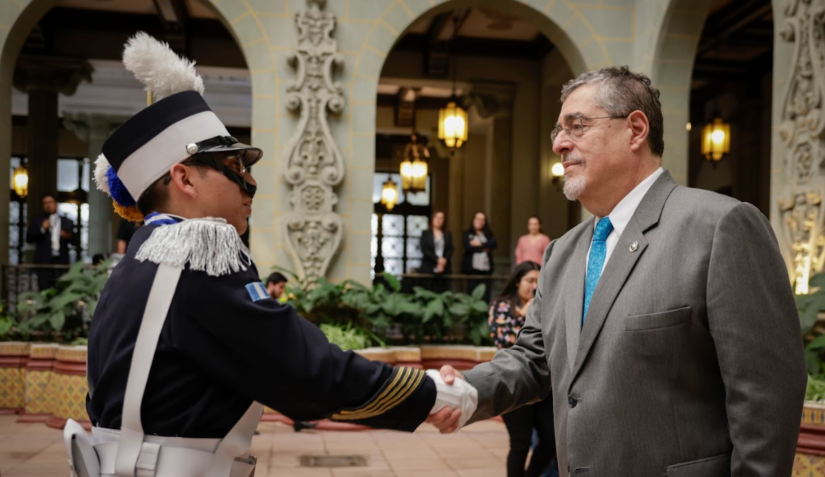 Presidente recibe a bandas escolares. // Foto: Dickéns Zamora.