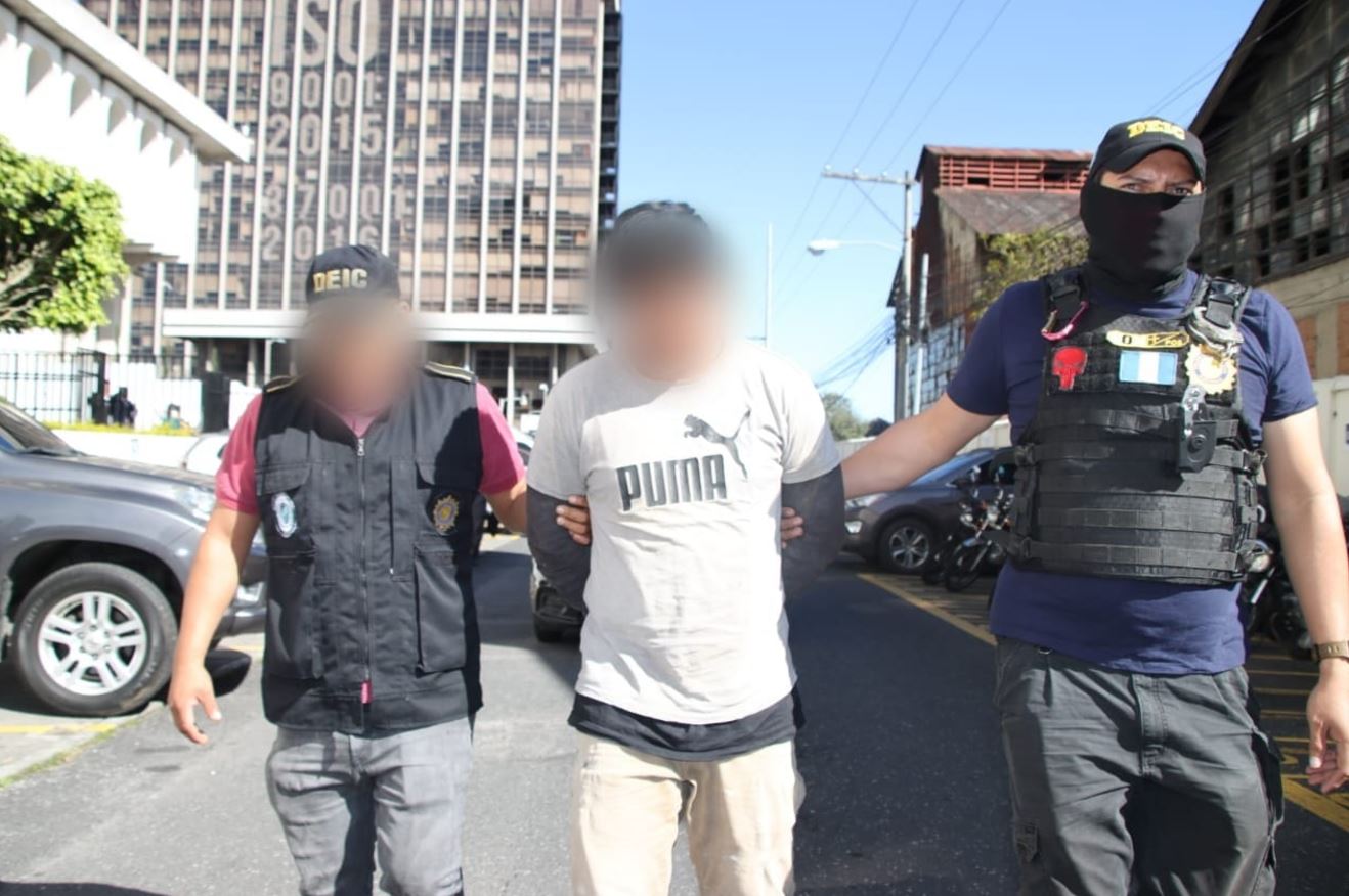Uno de los detenidos por asalto a camión de valores en la zona 7. / Foto: PNC