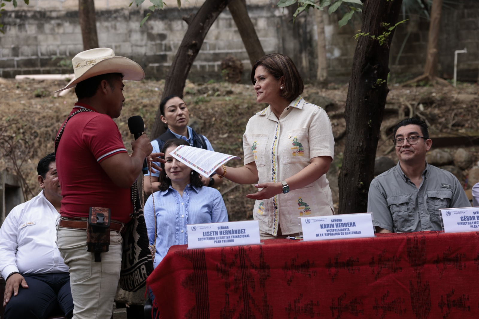 Vicepresidenta asiste a firma de convenio de la Comisión del Plan Trifinio y pueblo ch’orti