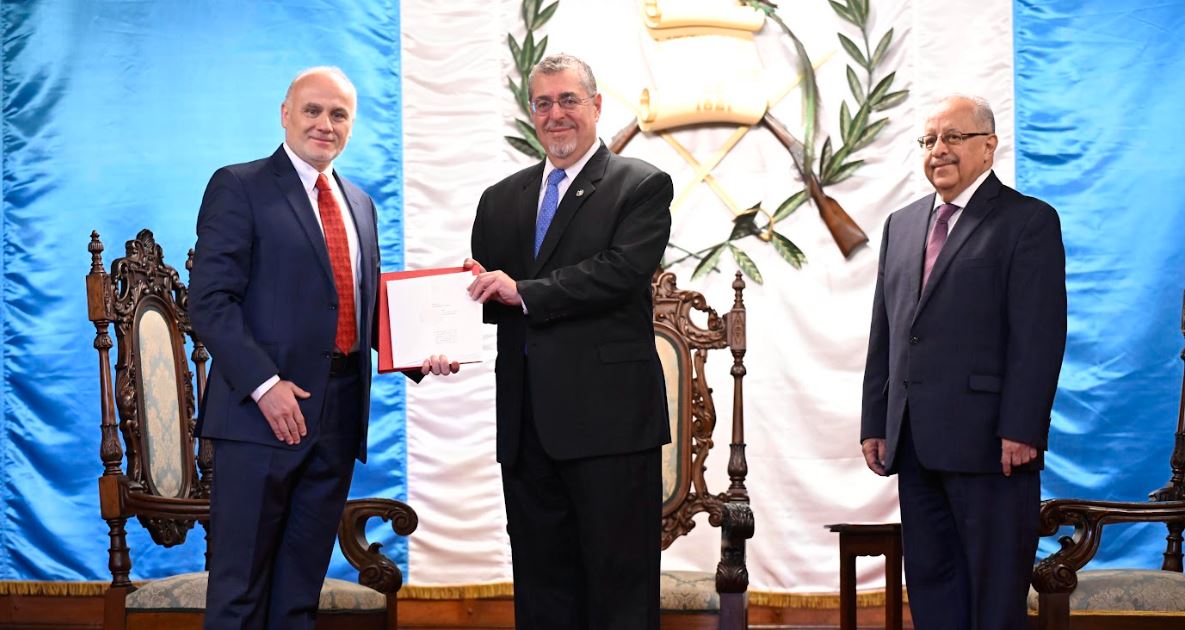 Presidente recibe cartas credenciales de siete nuevos embajadores