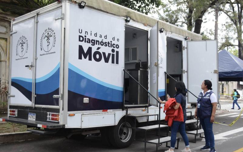 Ministerio de Salud instala clínica móvil en el interior del Cementerio General