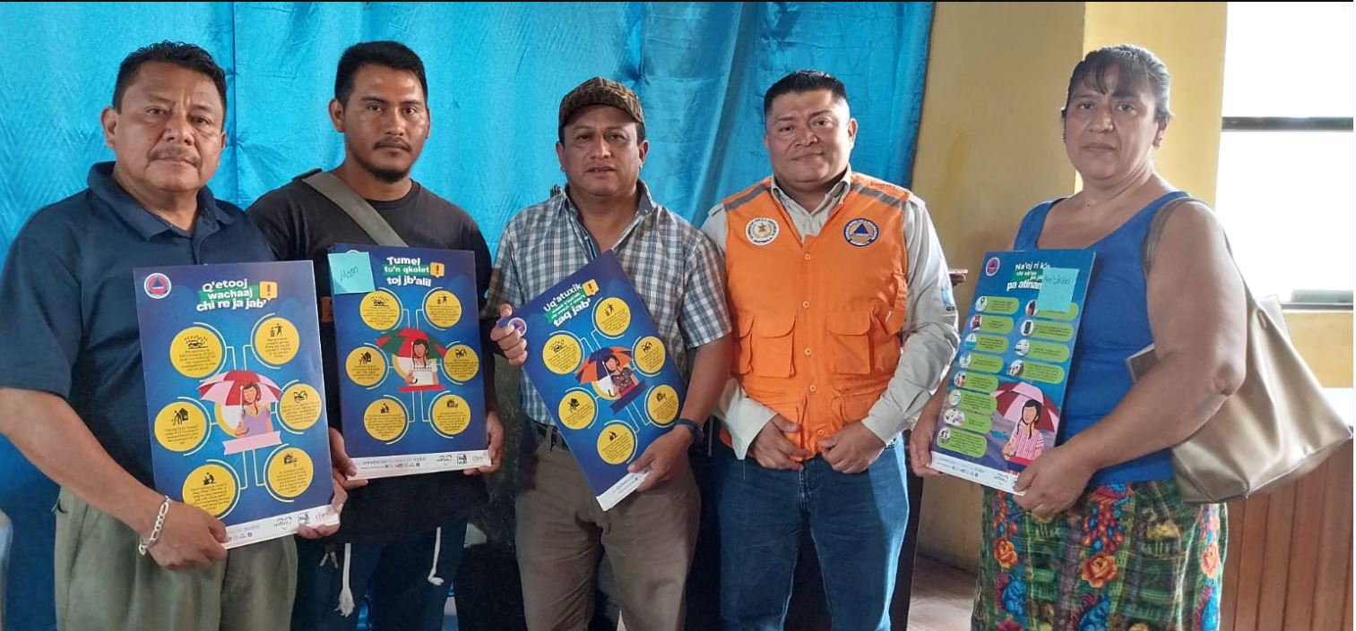 Conred distribuyo más de dos mil afiches con mensajes de prevencion de lluvias en 22 idiomas mayas. / Foto: Conred.