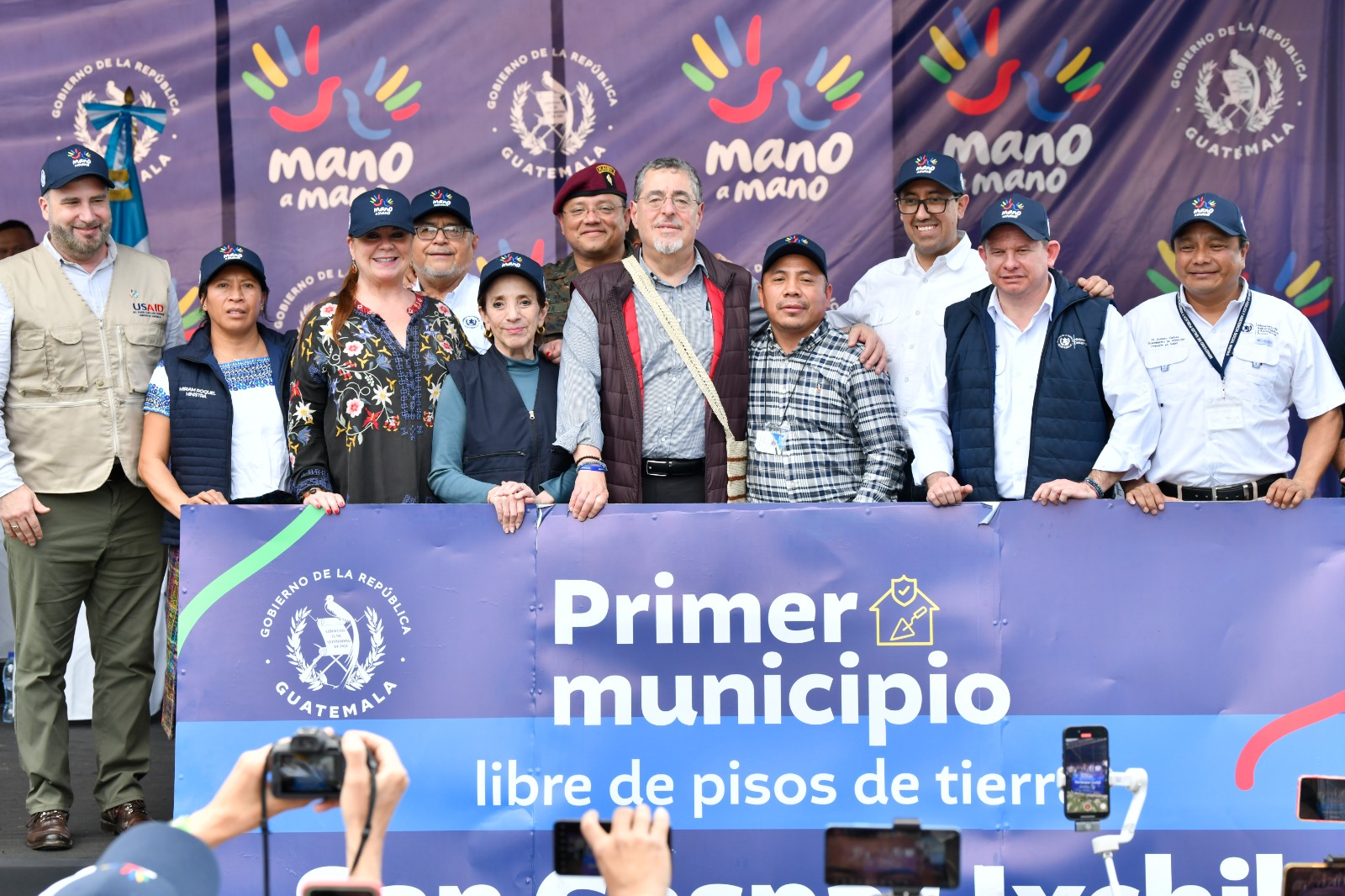 Declaran a San Gaspar Ixchil primer municipio libre de pisos de tierra