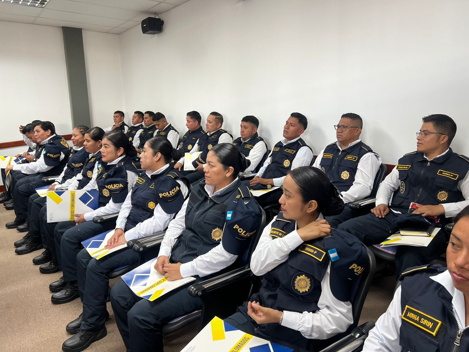 En el diplomado sobre investigación de delitos financieros participan 24 agentes y un oficial de la División Especializada en Investigación Criminal.