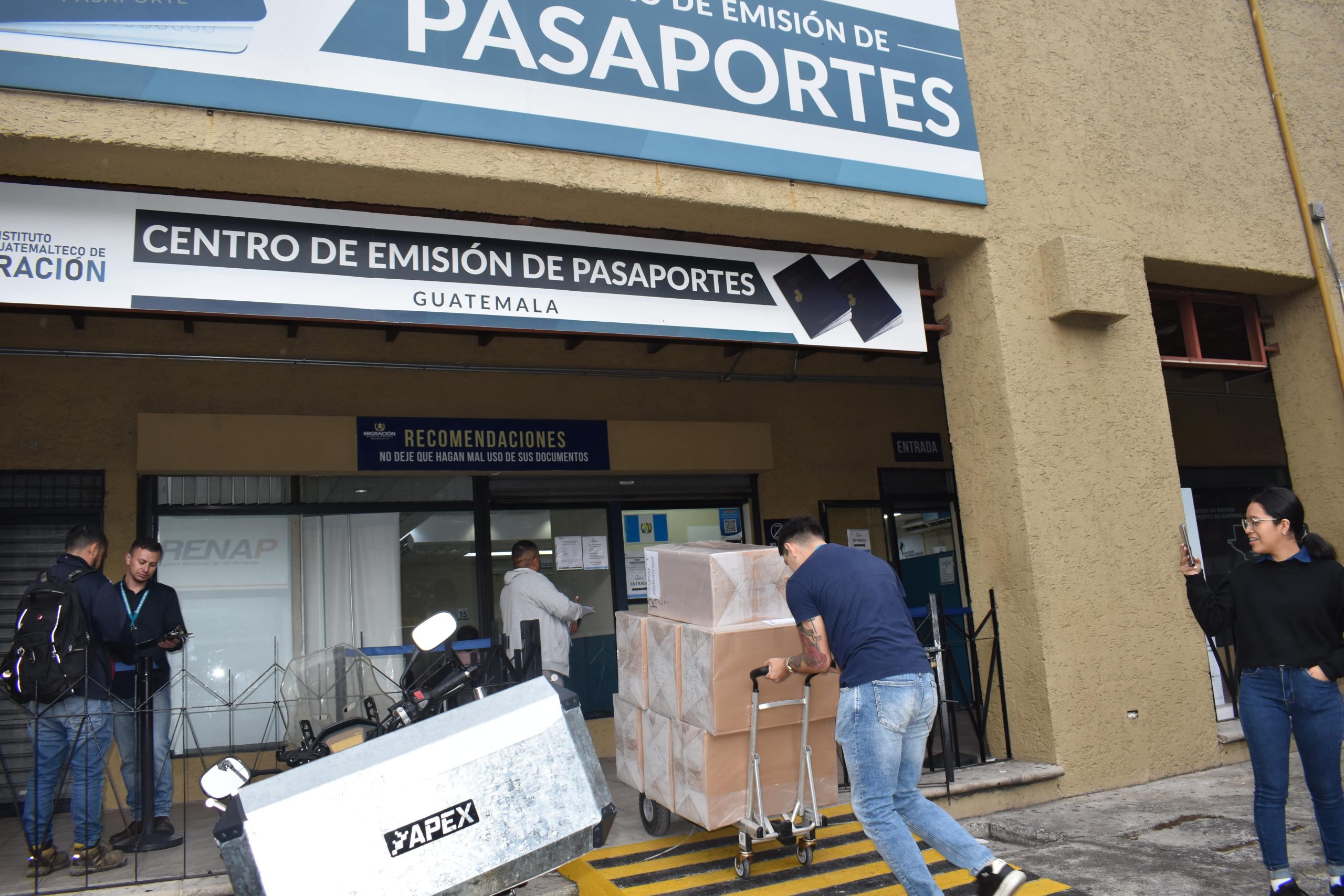 Gracias al abastecimiento de más de medio millón de cartillas se puede llevar a cabo la emisión de pasaportes en el extranjero. / Foto: cortesía IGM