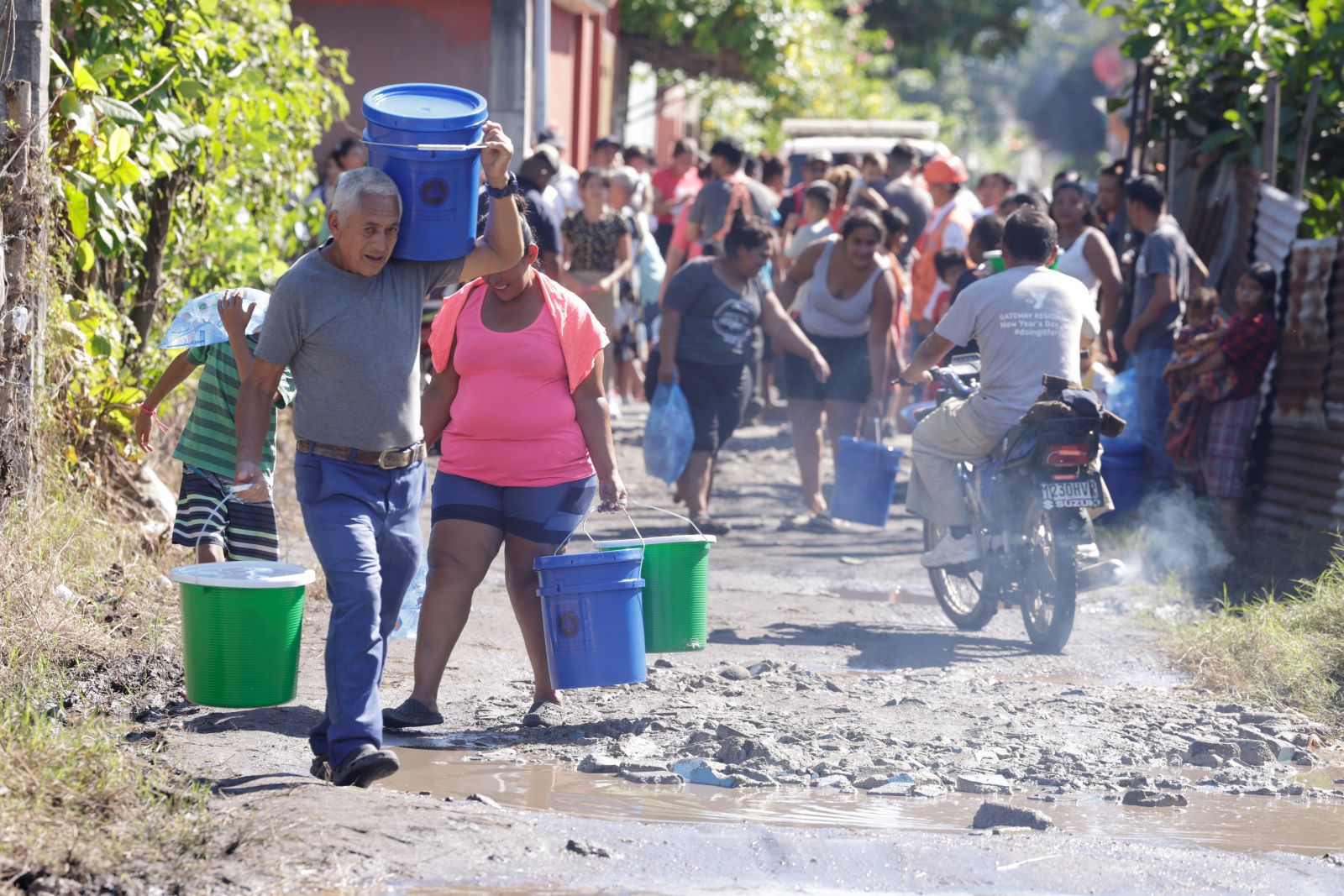 Pobladores de comunidades de Escuintla reciben ayuda humanitaria por parte de la Conred.