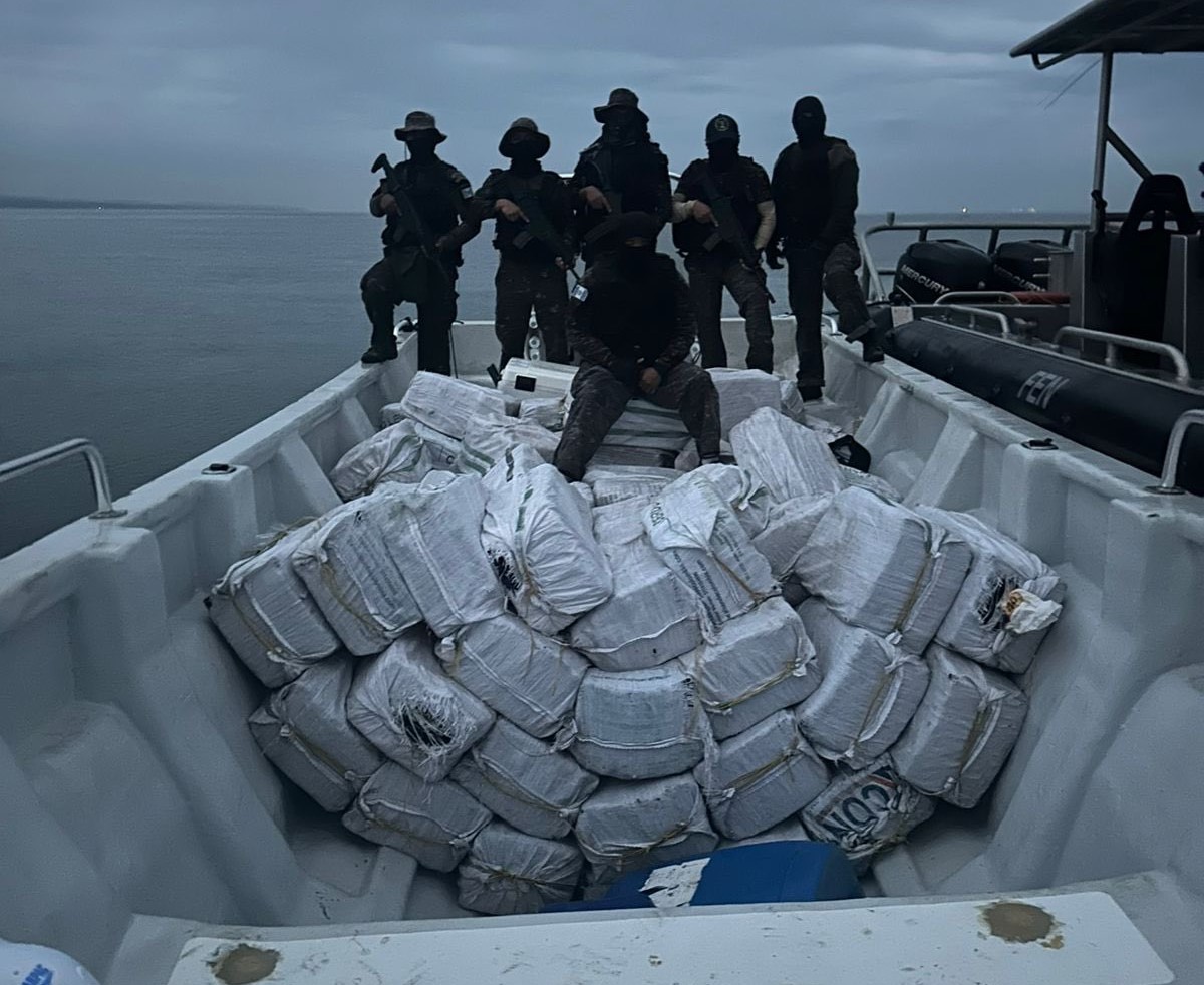 Marina de la Defensa Nacional intercepta embarcación con posible droga en aguas del Caribe en Izabal