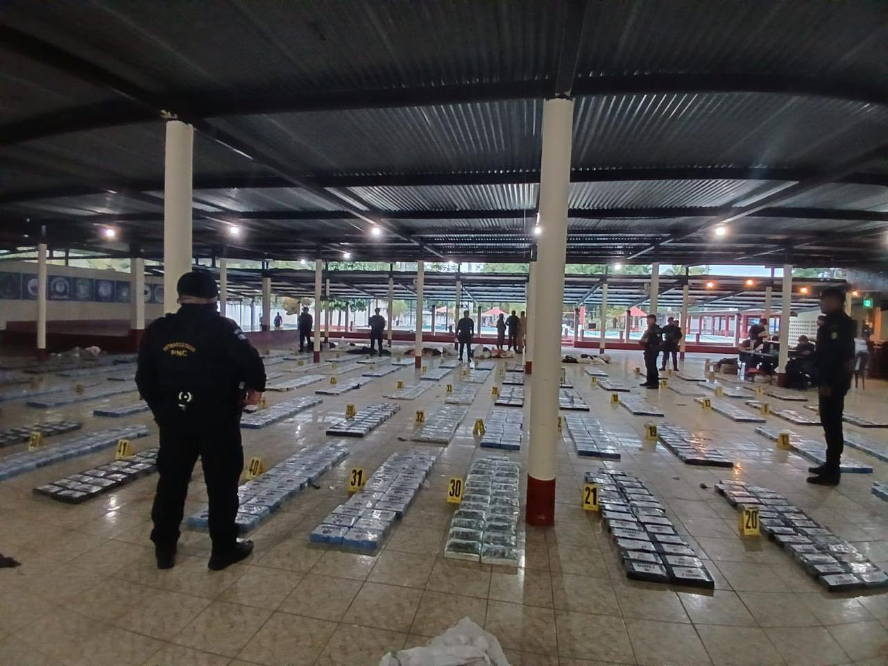 Mil 998 paquetes con posibles ilícitos han sido contabilizados en el decomiso efectuado en Izabal