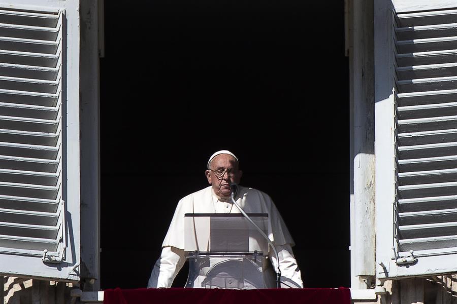El papa: “Continuamos rezando por Valencia y otros pueblos de España que sufren tanto”