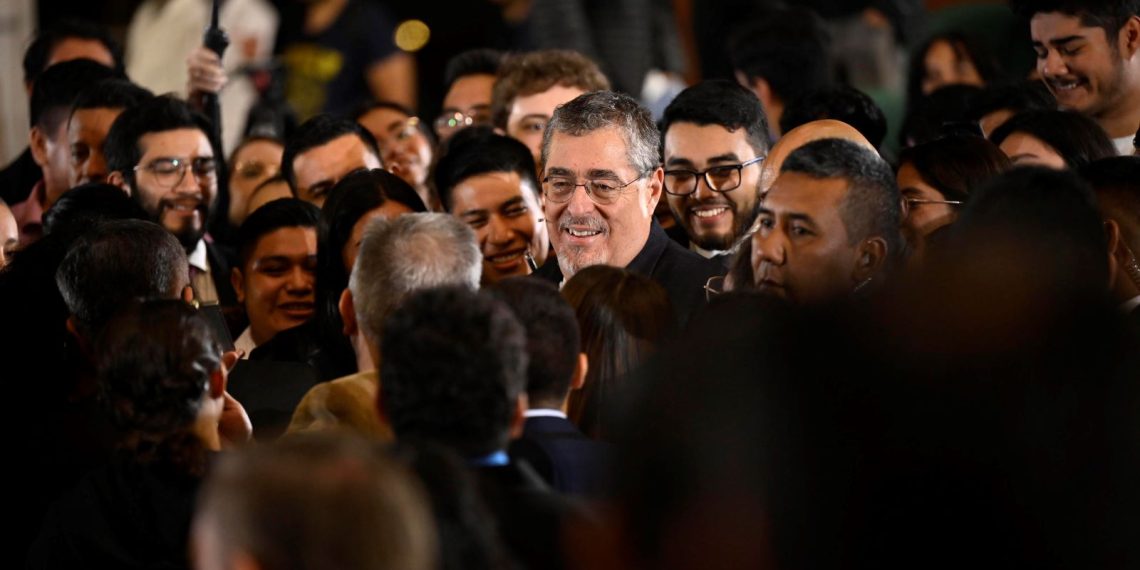 El presidente Bernardo Arévalo escucha las inquietudes de jóvenes en el primer Diálogo Abierto con universitarios. / Foto: Álvaro Interiano.