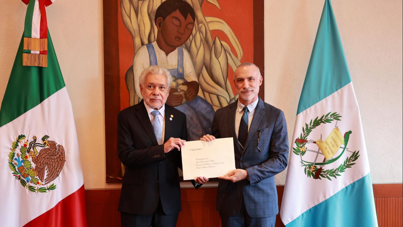 Embajador de Guatemala entrega copias de estilo en México