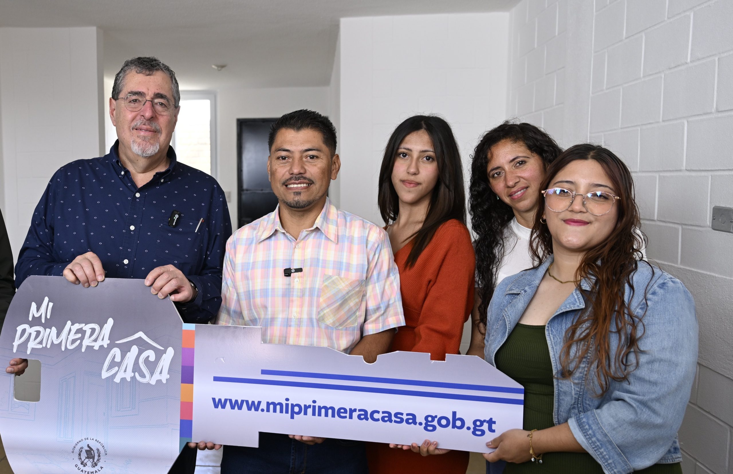 Familia recibe primera vivienda de manos del presidente Bernardo Arévalo. / Foto: Byron de la Cruz.