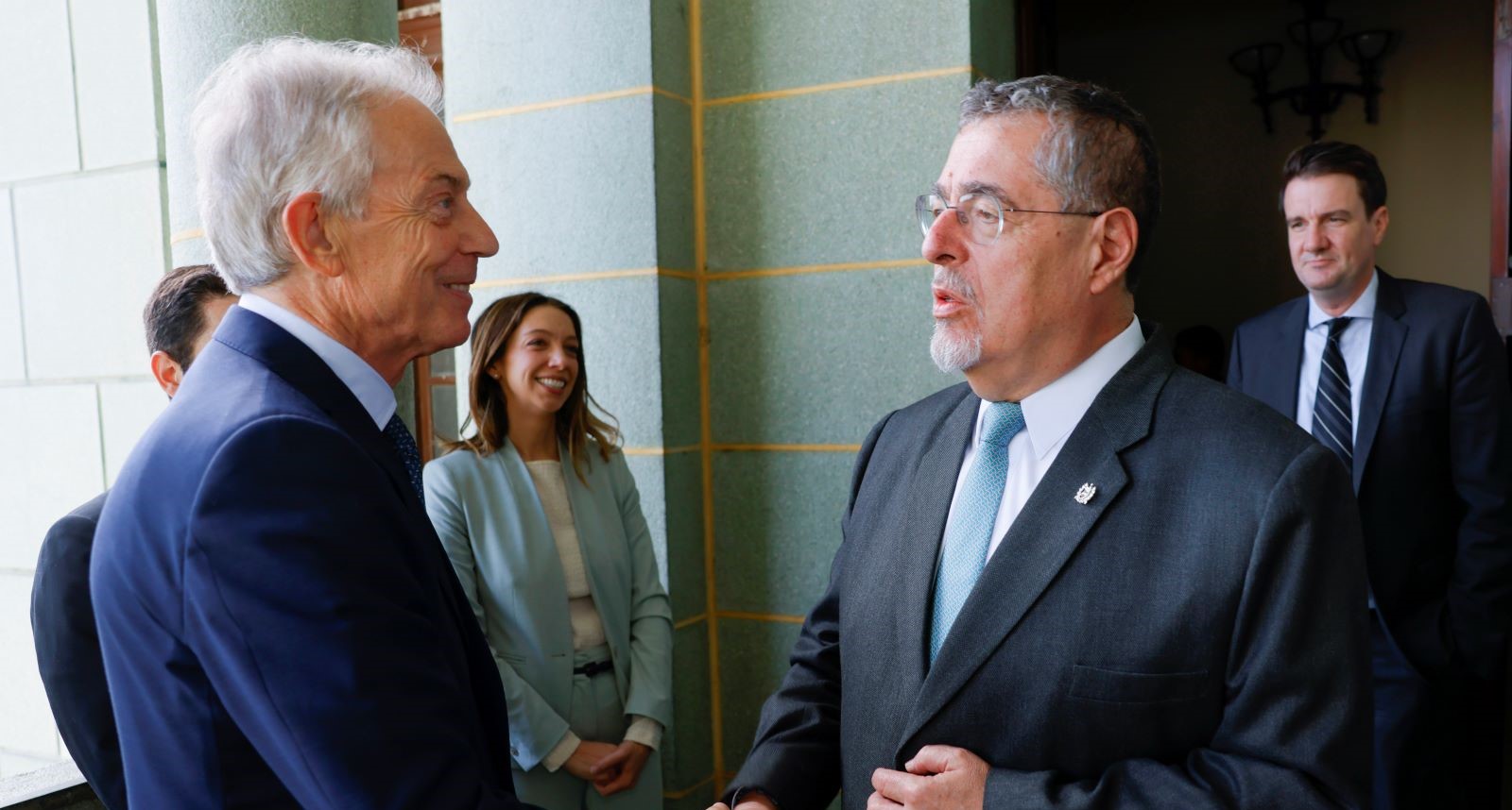 El presidente Bernardo Arévalo, durante su reunión con el ex primer ministro británico Tony Blair./ Foto: Gilber García