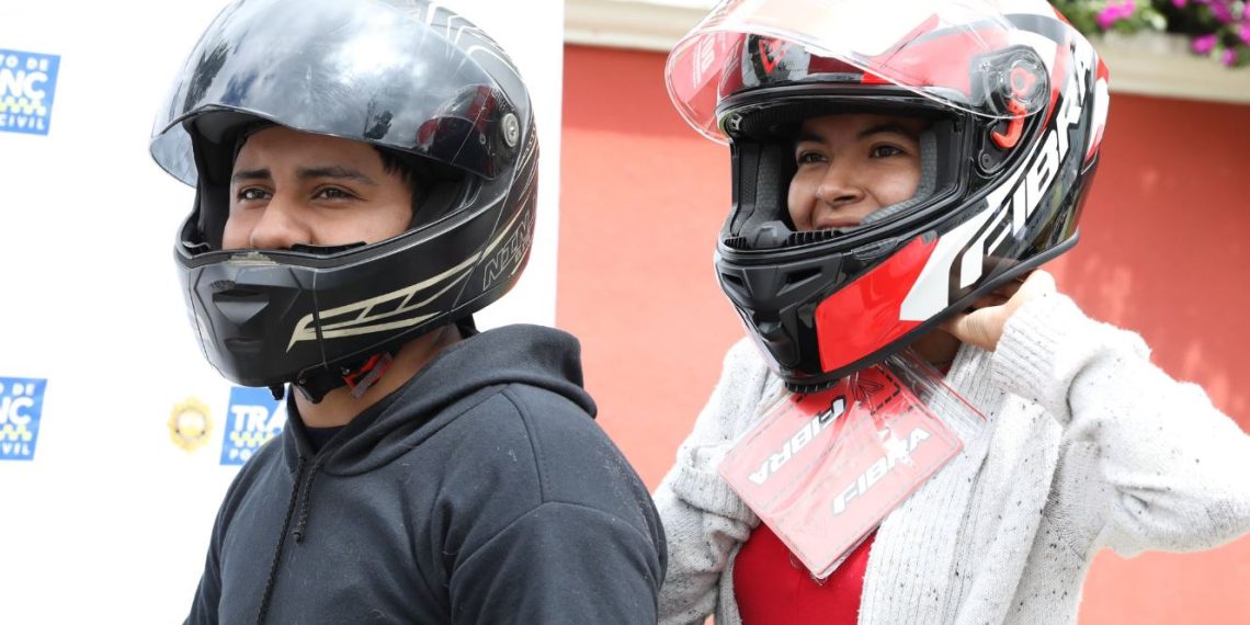 Niños, recuerden decirles a sus papás que usen casco cuando viajen en moto