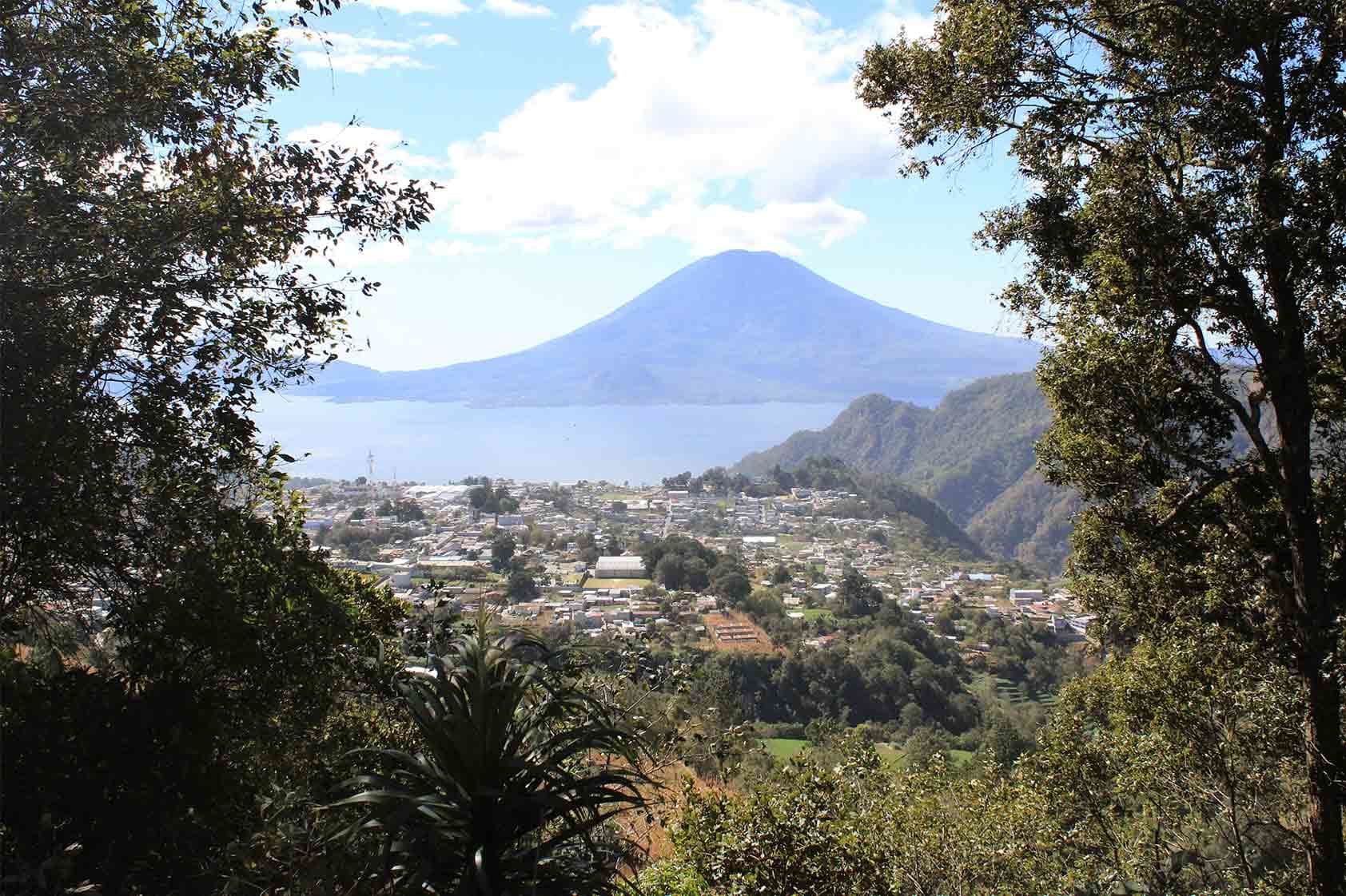 Cianosemáforo se socializa a nivel comunitario para protección del lago. / Foto: cortesía UVG