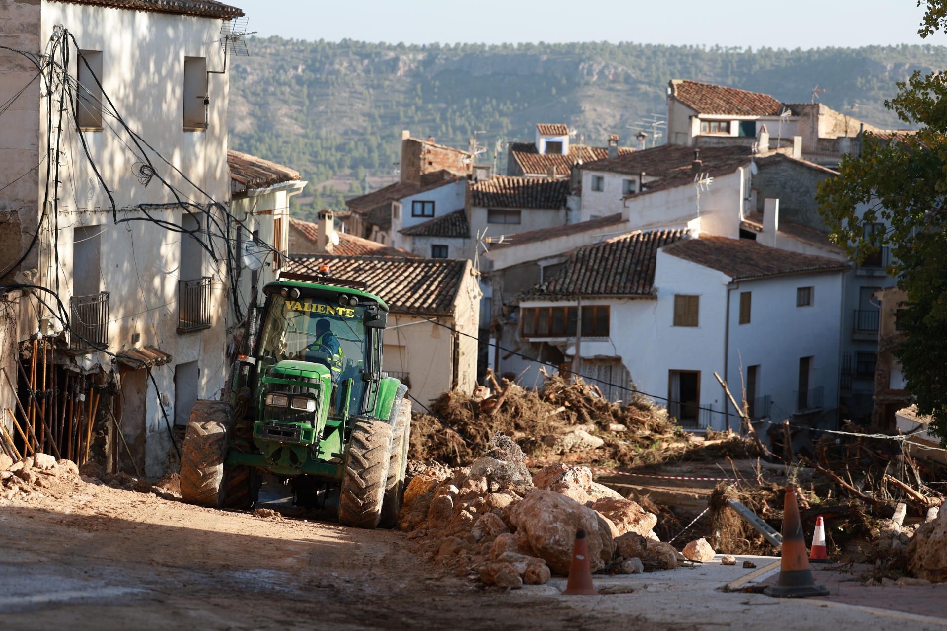 Máquinas remueven escombros causados por las inundaciones en Letur, Albacete, España.