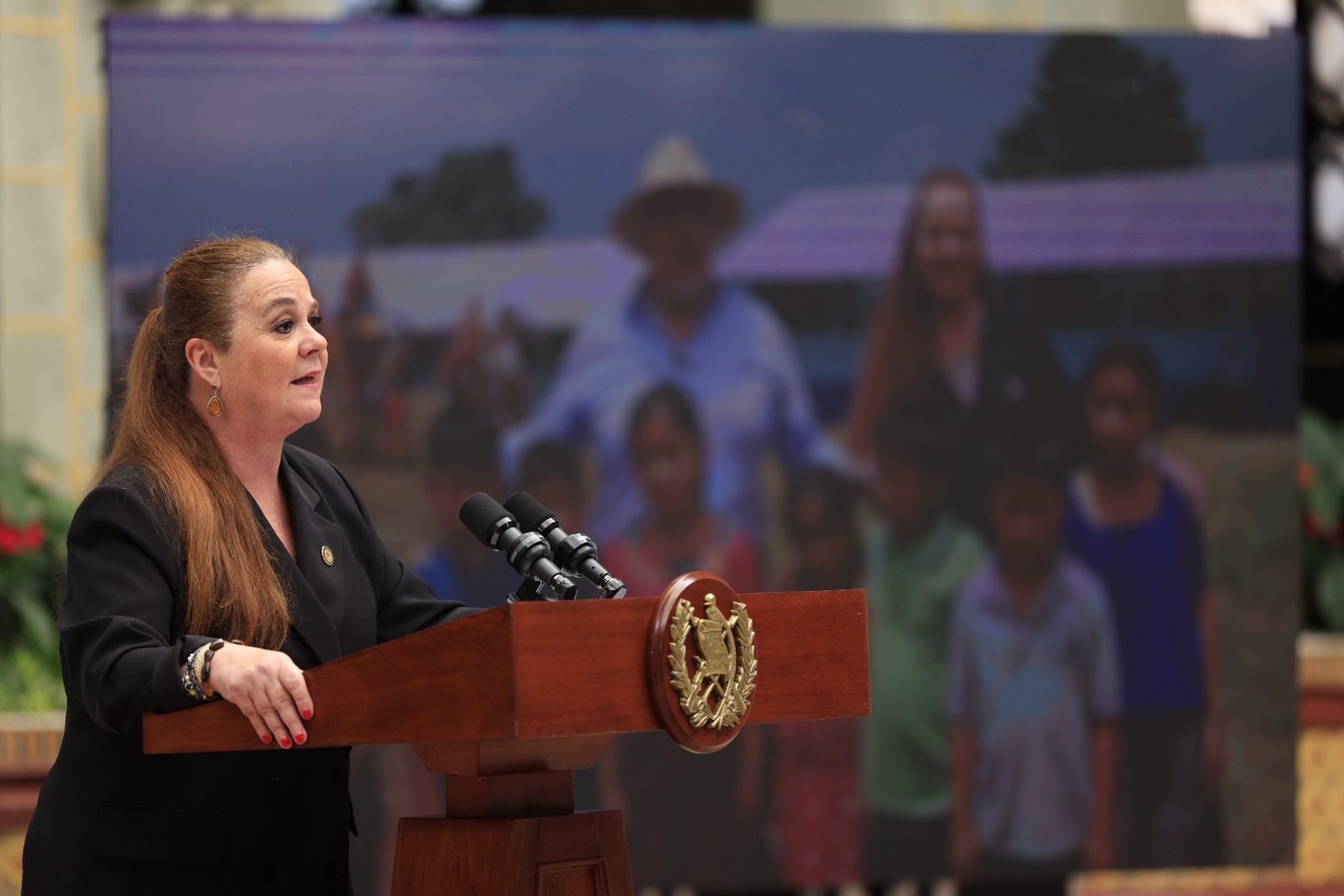 Anabella Giracca, ministra de Educación, desmintió que se hayan suspendido las reuniones de negociación del pacto colectivo de trabajo de los maestros. / Foto: Noé Pérez.