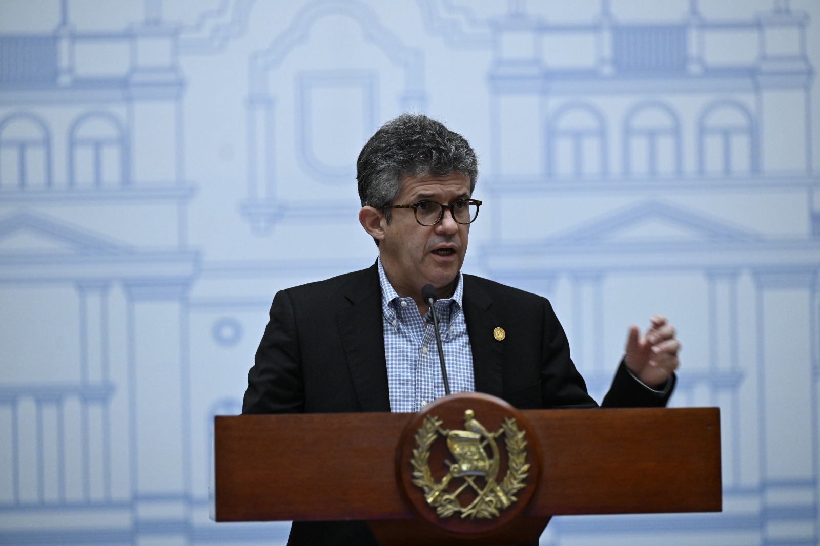 Ministro de Salud, Joaquín Barnoya, explica el reordenamiento presupuestario para combatir la desnutrición en el país. / Foto: Daniel Ordóñez y Byron de la Cruz.