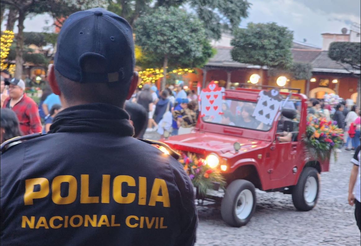 PNC continúa con operativos de seguridad en el Festival de las Flores en Antigua Guatemala