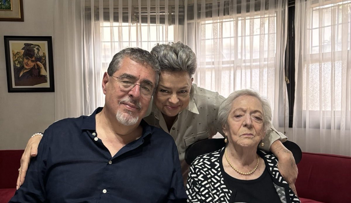 El presidente Arévalo visita a su madre que cumple 99 años
