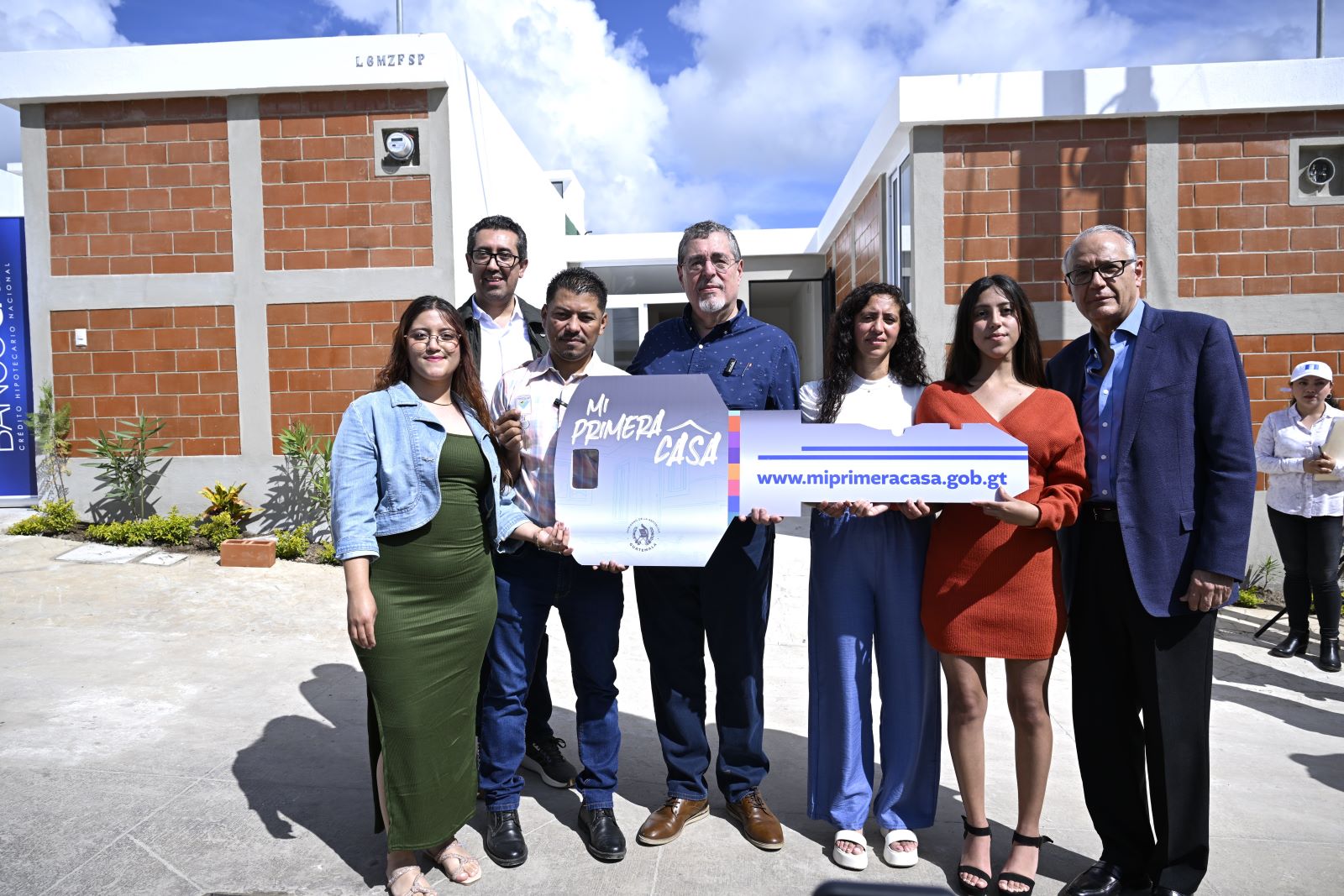 Presidente Arévalo entrega la primera vivienda del programa Mi Primera Casa