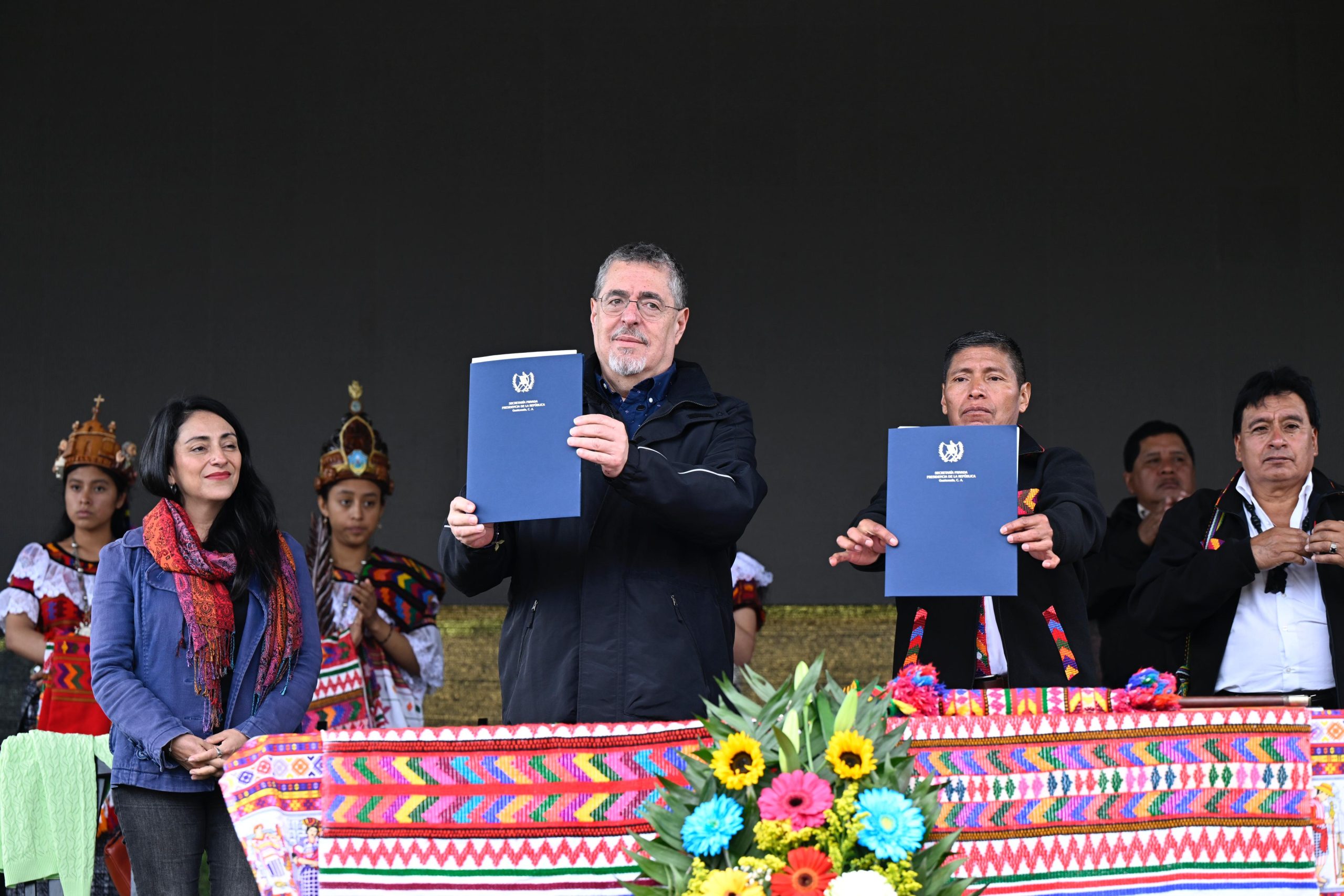 Presidente firma agenda de trabajo para el desarrollo de Santa Lucía Utatlán, Sololá