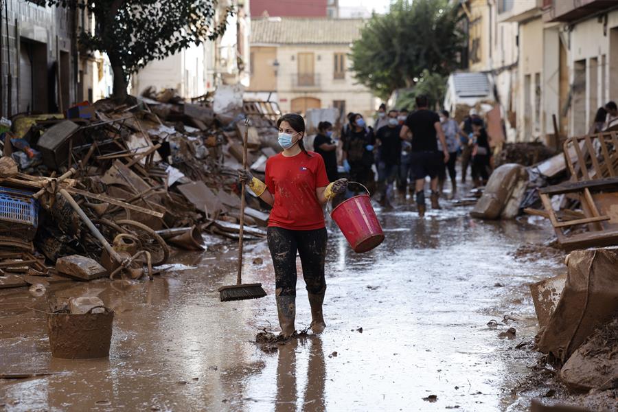 Voluntarios buscan cadáveres entre el lodo en Paiporta, Valencia, España. / Foto: EFE.