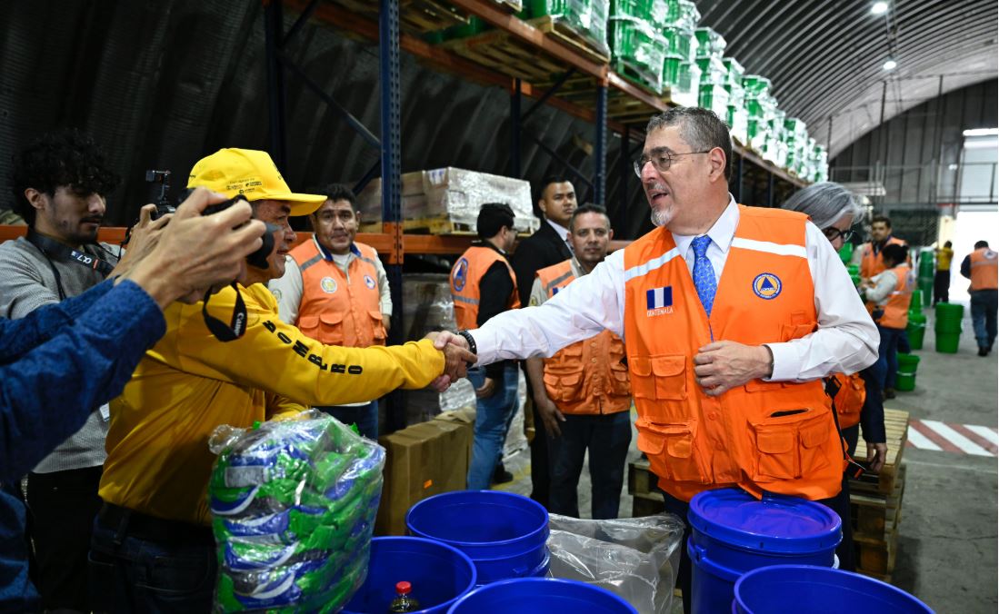 Presidente supervisa elaboración y entrega de ayuda humanitaria en Conred