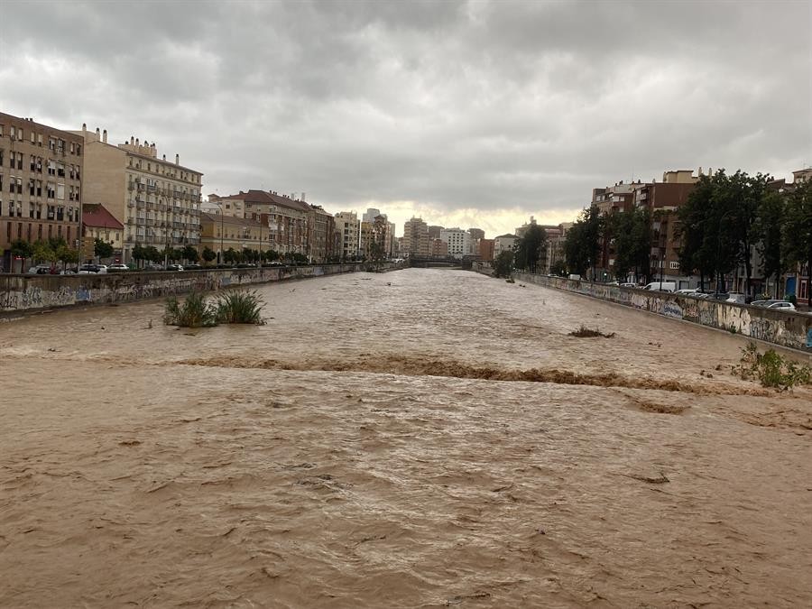 Río Guadalmedina aumentó su caudal a su paso por la ciudad español de Málaga. / Foto: EFE.