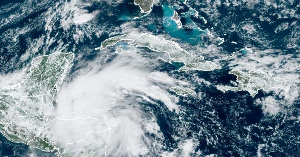 Imagen de la tormenta Sara captada por satélite la tarde de este sábado, cuando se acerca a las costas de Izabal.