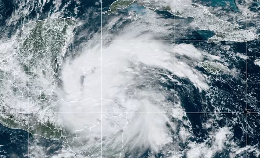 La imagen captada por satélite a las 13.03 horas de este jueves muestra la posisión de la tormenta Sara.