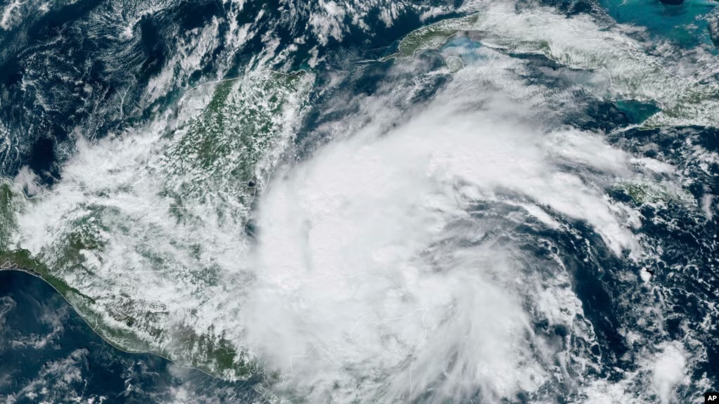 La tormenta tropical Sara se encuentra a unos 300 kilómetros al este de Izabal.