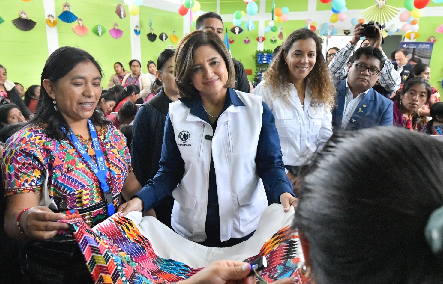 Vicepresidenta Karin Herrera junto con OIM y embajada de Canadá entregaron capital semilla a 130 mujeres en Santa Apolonia, Chimaltenango. / Foto: Alex Jacinto.