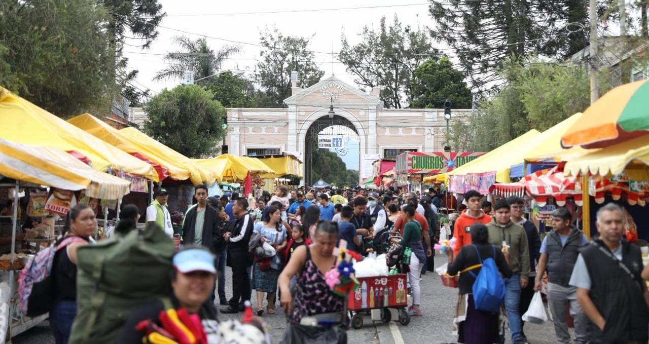 PNC: Visita a principales cementerios de la ciudad transcurre sin incidentes