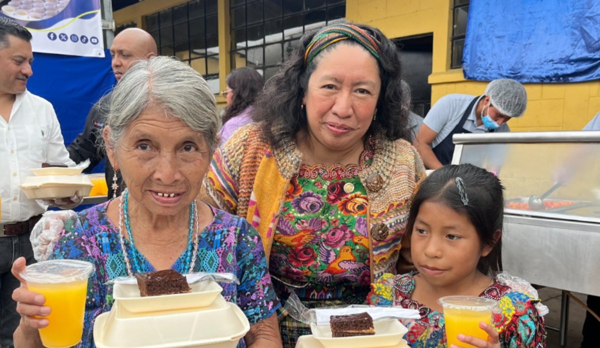 Viceministra de Protección Social, Bertha Zapeta, en la inauguración del comedor social móvil en Acatenango, Chimaltenango. /Foto: Mides.