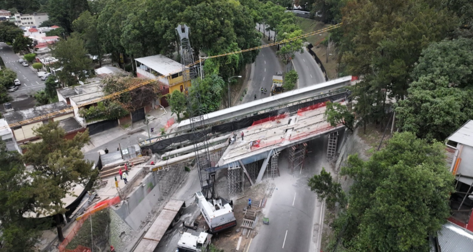 Puente Adolfo Mijangos: cierres parciales por el desmontaje de la antigua pasarela peatonal