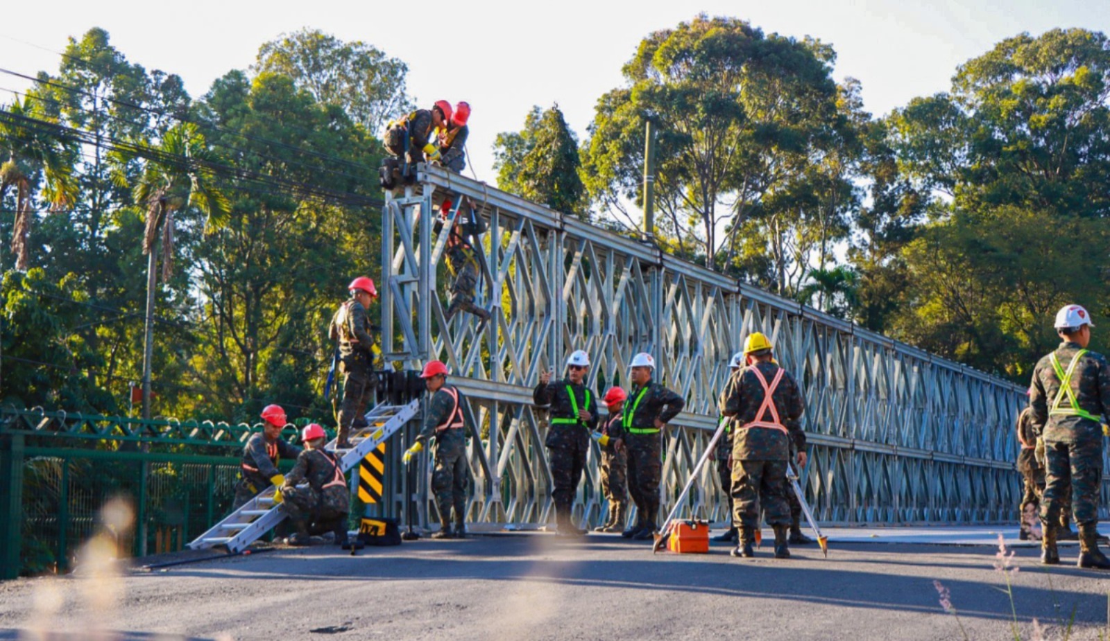 Realizan desmotaje de puente modular en km 17.5 de Villa Nueva