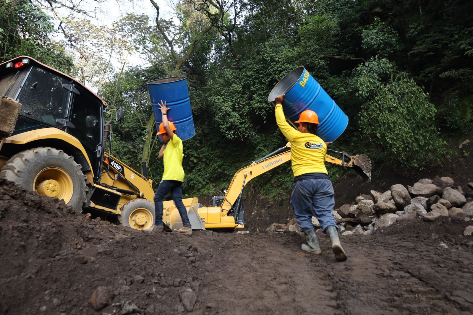 Supervisión del Ministro de Comunicaciones en trabajos de la autopista Palín - Escuintla. / Foto: CIV