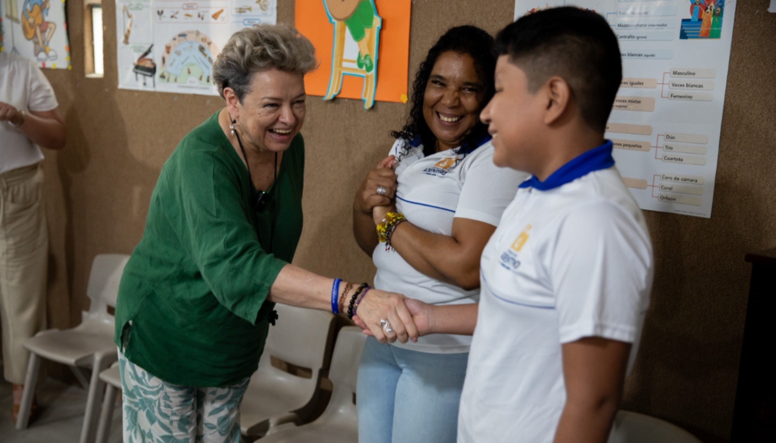 La doctora Lucrecia Peinado compartió con estudiantes de la Escuela Noemí Morales de Arjona en El Progreso. /Foto: Carlos Aguilar.