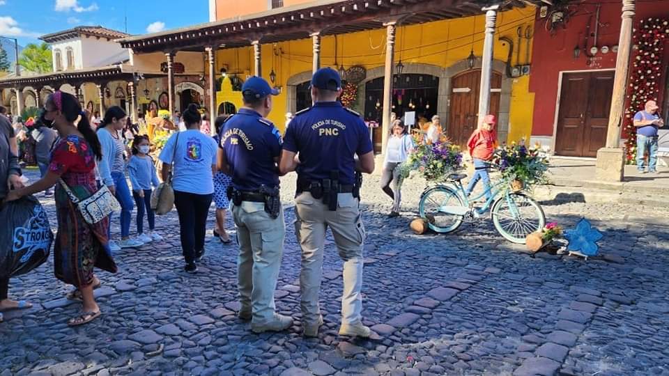 Fuerzas de seguridad presentes en el Festival de las Flores para mantener el orden. / Foto: PNC.
