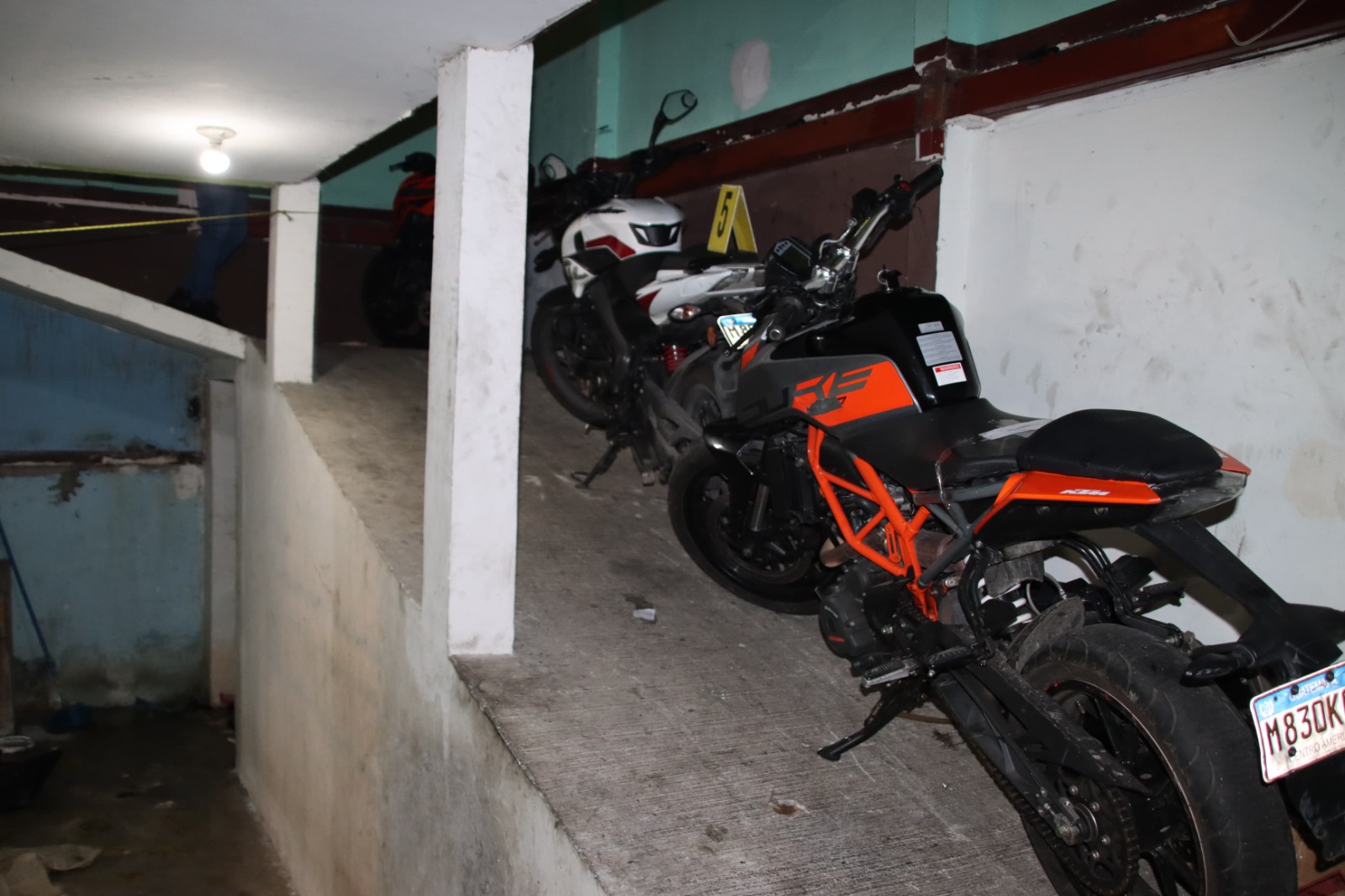 Autoridades recuperan motos y motores robados en operativo en Mixco. / Foto: PNC