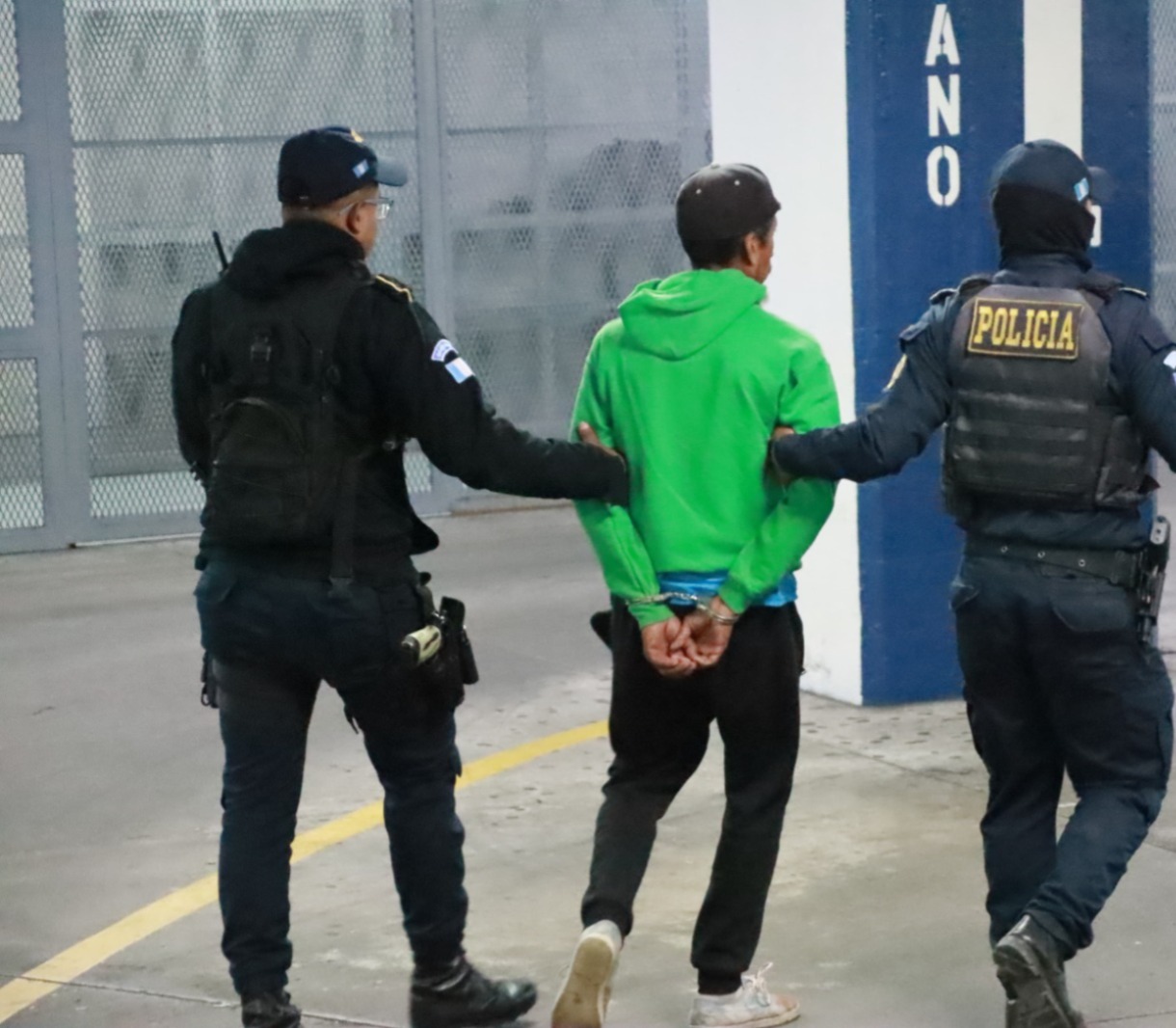 Capturan a hombre que transportaba cadáver envuelto en sábanas