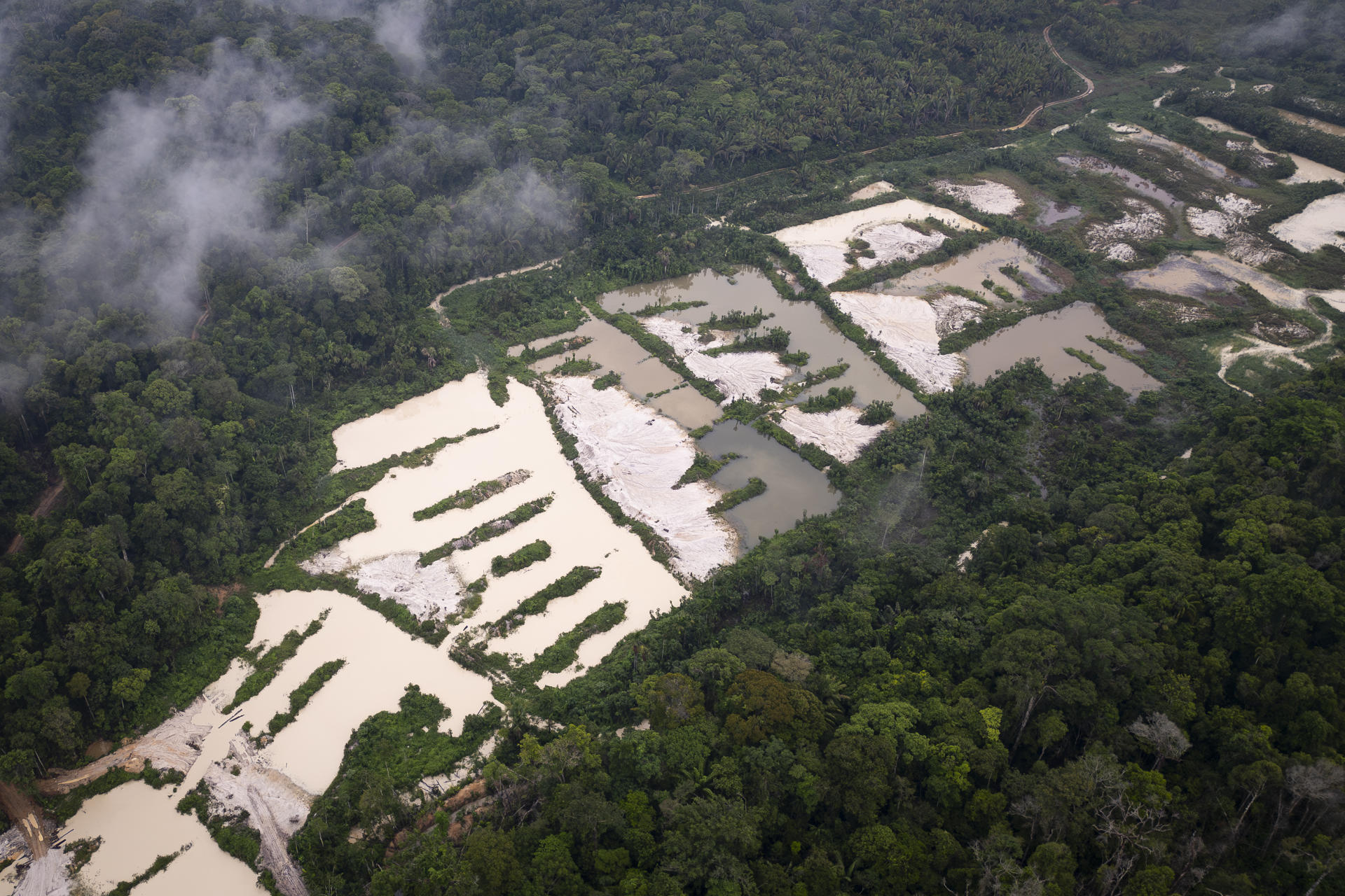 Fotografía captada por medio de la vigilancia satelital muestra una zona minera ilegal en la Amazonía brasileña.