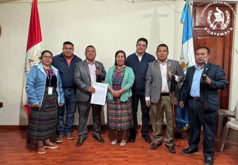 Firman convenios para el mejoramiento de caminos rurales en los municipios de San Cristóbal y Momostenango
