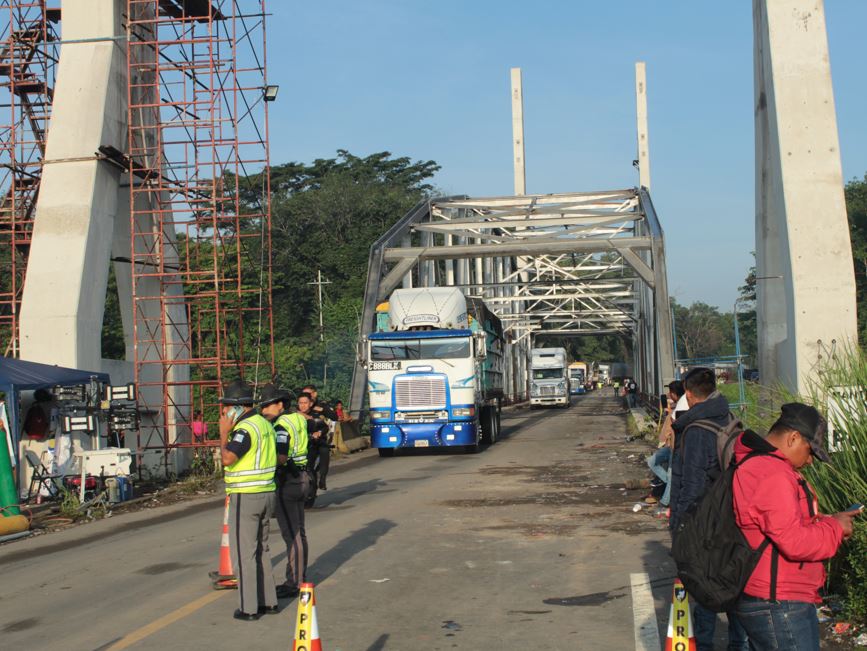 Habilitan paso vehicular sobre el puente Nahualate