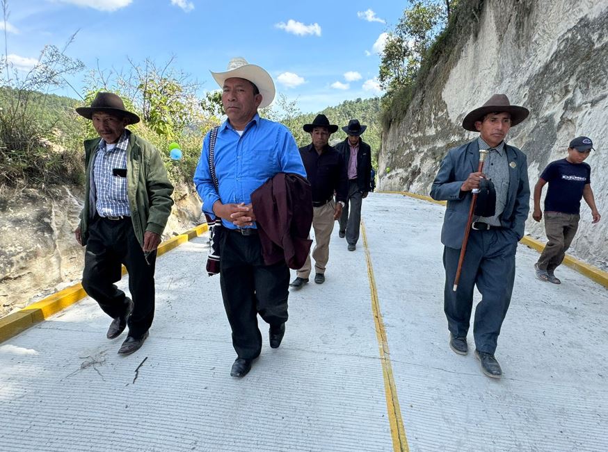 Entregan proyecto vial en Santa Lucía La Reforma, Totonicapán