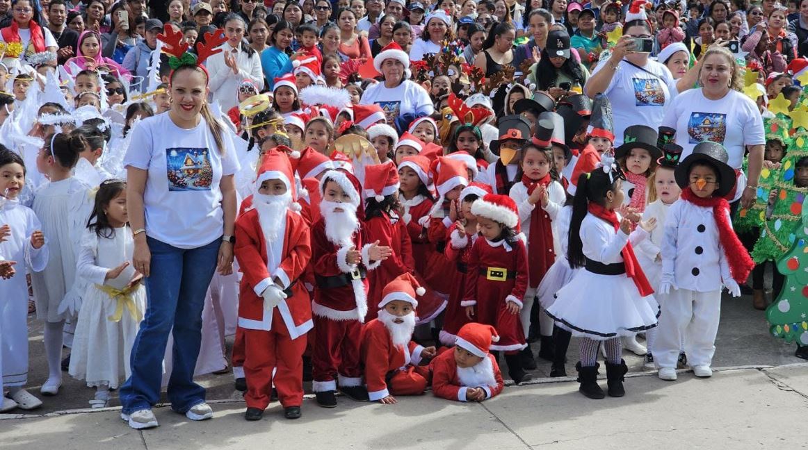 Estudiantes de Jalapa participan en desfile navideño, llevando el mensaje de unión y esperanza