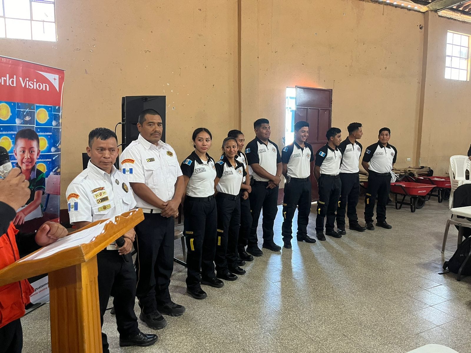 Entregan equipamiento y reconocimientos a Bomberos Voluntarios de Aguacatán